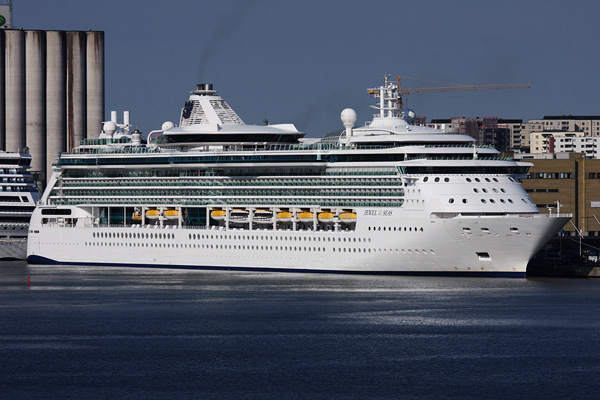Jewel of the Seas Built in 2004 2500 passengers 293m long and tonnage of